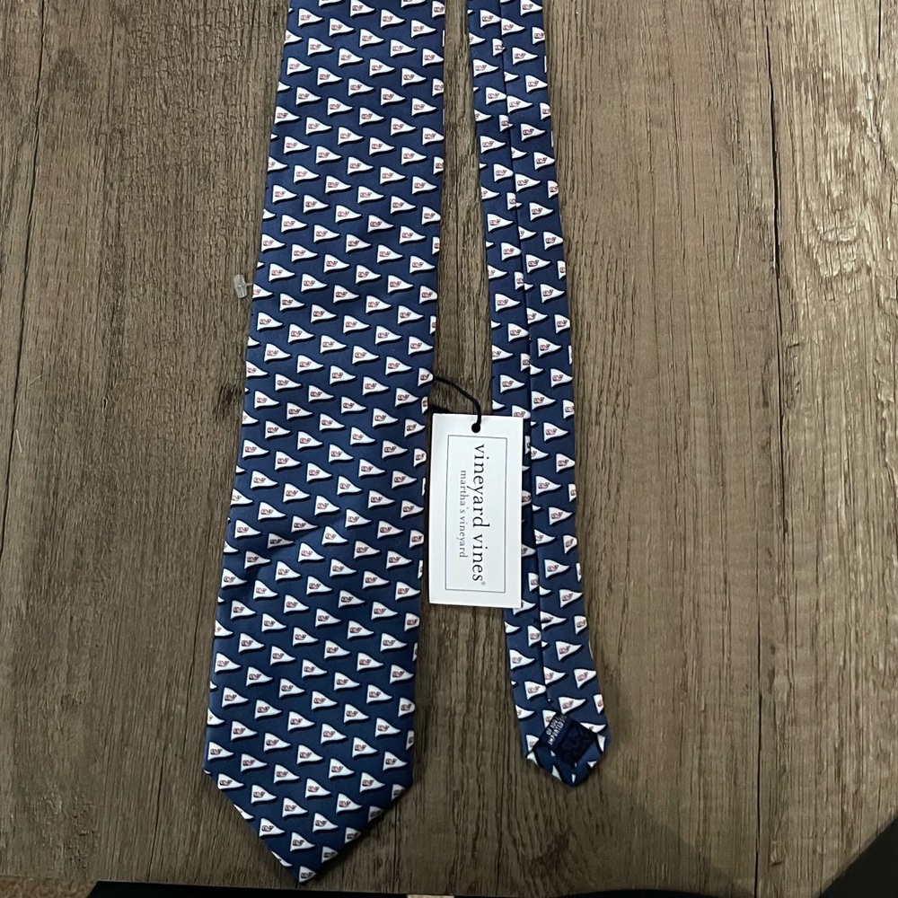 Vineyard Vines Blue and White Silk Tie